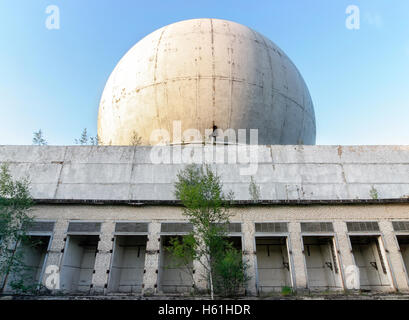 Antico e grande cupola di un radar antenna sul tetto della costruzione di una base militare Russa a. Vista dal basso Foto Stock