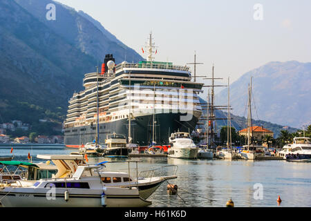CUNARD. Queen Victoria attraccata a Kotor, MONTENEGRO - circa agosto, 2016. Foto Stock