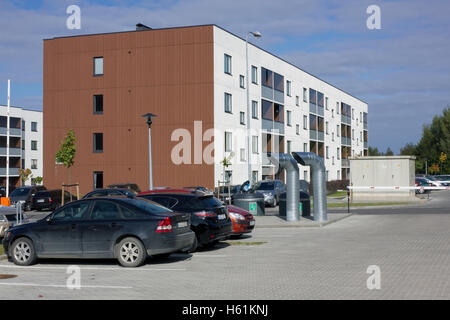 VILNIUS, Lituania - 25 settembre 2016: In cantiere di una moderna casa di città vi è un parcheggio, tubi di ventilatio sotterraneo Foto Stock