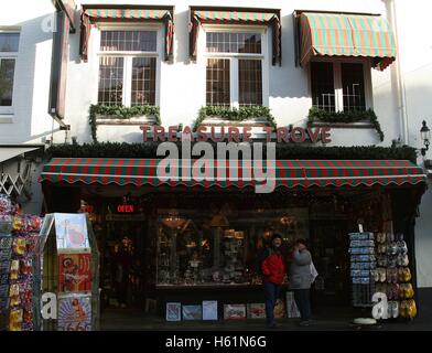 Tesoro turisti e visitatori regali su Berkelstraat nel mercato città di Valkenburg South Holland Limburg NL Paesi Bassi 2016 Foto Stock