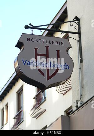 Hotel segno al di fuori della Valckenborgh Hostel hotel su Hovetstraat nel mercato città di Valkenburg South Holland Limburg NL Paesi Bassi 2016 Foto Stock