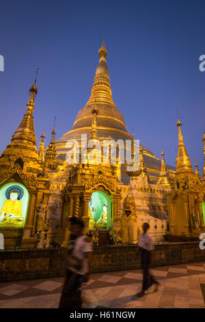 Persone nella Shwedagon pagoda in Yangon al crepuscolo Foto Stock