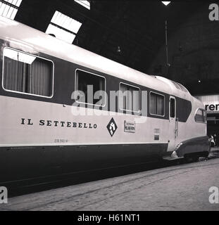 Degli anni Cinquanta, storico, il famoso italiana ad alta velocità Milano-Roma Intercity treno 'Il Settebello" a Roma stazione ferroviaria, nota per il suo design futuristico e dotate di saloni di osservazione sulla parte anteriore e sulla parte posteriore/ Foto Stock