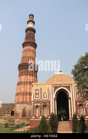 Qutb Minar e Alai Darwaza, Mehrauli parco archeologico, Delhi, India, il subcontinente indiano, Asia del Sud Foto Stock