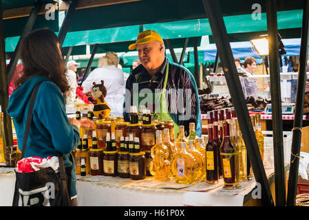 Stallo con miele artigianale, il brandy e il liquore dei produttori sul mercato artigianale, Ban Jelacic Square, Zagabria, Croazia Foto Stock