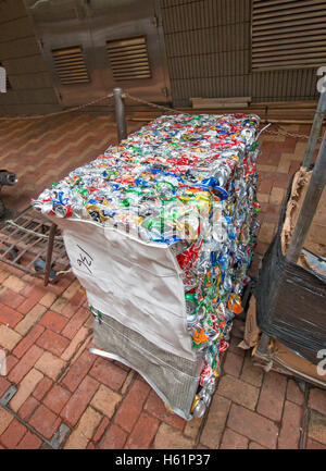 Alluminio lattine di lattina compressi per il riciclaggio. Foto Stock