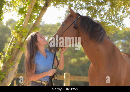 La donna e il suo cavallo, centro equestre, Francia Foto Stock