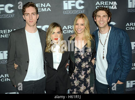 Dustin Ingram, Nadine Crocker, Gage Golightly e Samuel Davis frequentare il 'Cabin Fever' Los Angeles Premiere a Arena Cinema Hollywood di Febbraio 12, 2016 a Hollywood, in California. Foto Stock