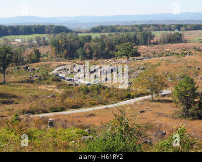 Angolo di alta vista di Devil's Den sul campo di battaglia di Gettysburg in Pennsylvania. La foto è stata scattata da Little Round Top. Foto Stock