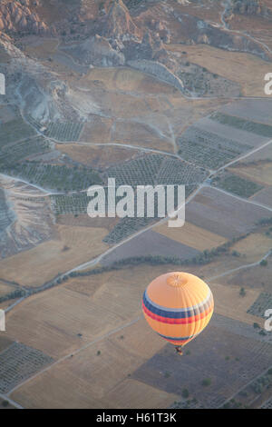 Immagine a colori di una mongolfiera volare in Cappadocia, Turchia, a sunrise. Foto Stock