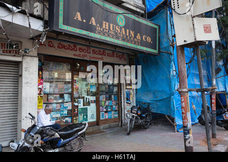 Vista laterale di aa Hussain & Co bookstore che era stato arrestato due anni fa Foto Stock