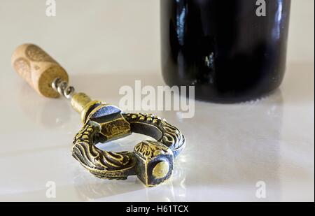 Cavatappi con la bottiglia di vino rosso Foto Stock