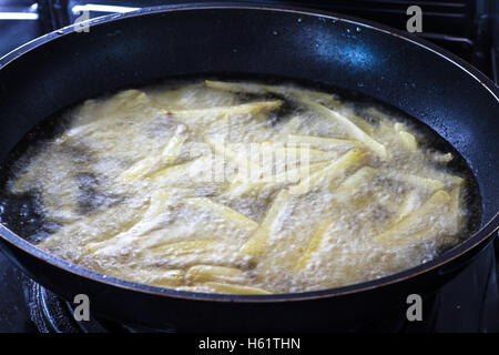 Chip, patate fritti in padella in olio di oliva Foto Stock