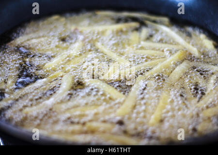 Chip, patate fritti in padella in olio di oliva Foto Stock