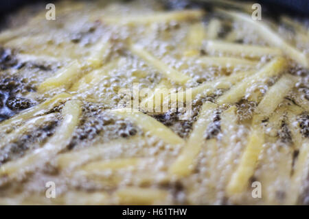 Chip, patate fritti in padella in olio di oliva Foto Stock