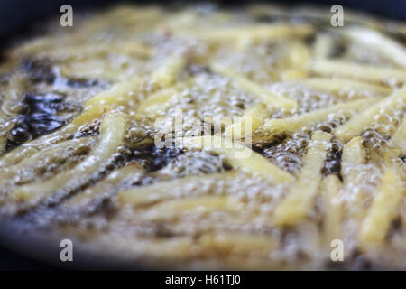 Chip, patate fritti in padella in olio di oliva Foto Stock