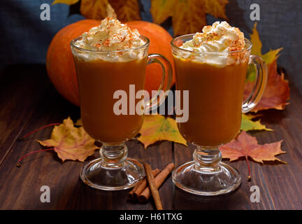 Pumpkin spice latte con panna montata, autunno bevanda stagionali Foto Stock