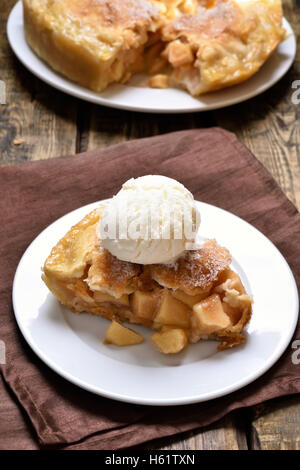 Pezzo di torta di mele servita con gelato Foto Stock