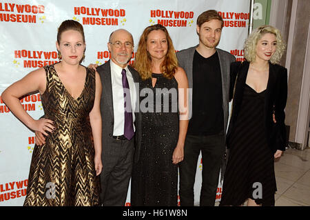 Haily Livingston, Barry Livingston, Karen Huntsman-Livingston e Spencer Livingston assiste il Museo di Hollywood Museum presenta 'celebrazione di intrattenimento Awards' Premio Speciale Stagione Exhibition Gala di apertura presso il Museo di Hollywood Museum il 16 febbraio 2016 in H Foto Stock