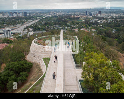Getty Center giardino con Los Angeles in background Foto Stock