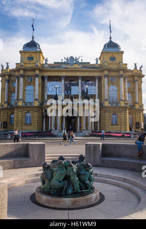 Il croato il Teatro Nazionale e il bene della vita scultura dalla scultore croato Ivan Meštrovic, Zagabria, Croazia Foto Stock