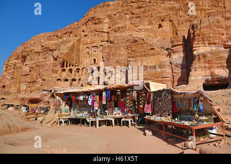 Souvenir turistici bancarelle presso le tombe reali nella roccia città di Petra, Giordania Foto Stock