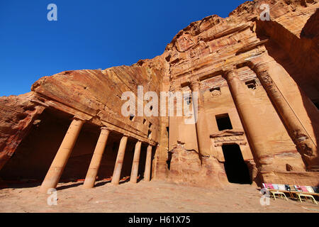 L urna Tomba di tombe reali del rock città di Petra, Giordania Foto Stock