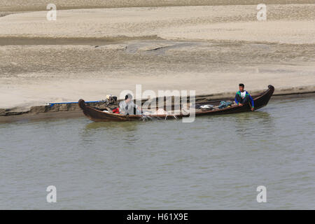 Due pescatori impostando una rete da una piccola barca accanto alla banca del fiume Irrawaddy in Myanmar (Birmania). Foto Stock