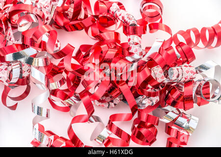 Primo piano della parentesi Dono nastri in rosso, bianco e argento Foto Stock