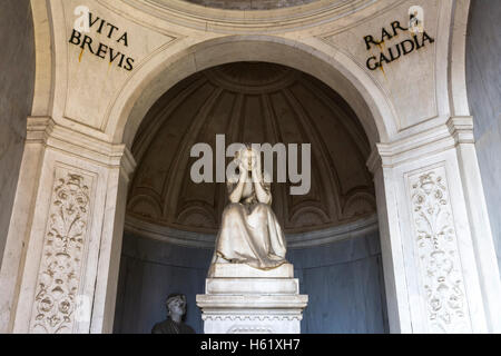 Bologna,Italia-dicembre 7,2016:statua all'interno del vecchio cimitero di Bologna con il preventivo di Latina. Foto Stock