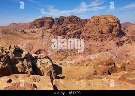 Vista di arenaria formazioni di roccia che domina la valle della città di roccia di Petra, Giordania Foto Stock