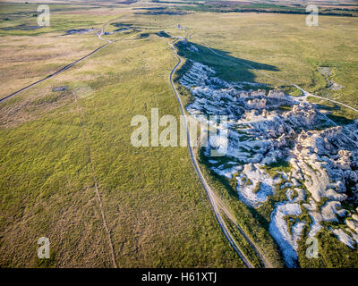 Prairie ranch strade e affioramenti calcarei vicino al Castle Rock in Kansas (Gove County), vista aerea Foto Stock