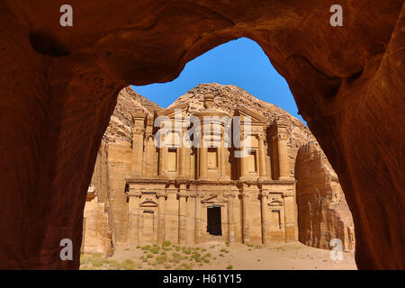 Il monastero, Ad-Deir, nella roccia città di Petra, Giordania Foto Stock