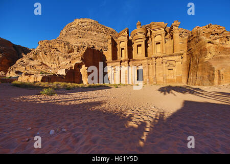 Il monastero, Ad-Deir, nella roccia città di Petra, Giordania Foto Stock