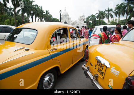 Ambasciatore giallo taxi auto presso il Victoria Memorial in Kolkata West Bengal India. Foto Stock