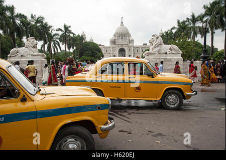 Ambasciatore giallo taxi auto presso il Victoria Memorial in Kolkata West Bengal India. Foto Stock