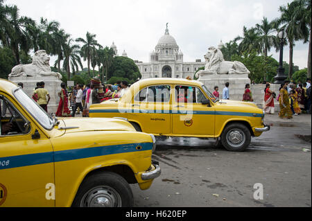 Ambasciatore giallo taxi auto presso il Victoria Memorial in Kolkata West Bengal India. Foto Stock