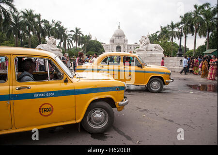 Ambasciatore giallo taxi auto presso il Victoria Memorial in Kolkata West Bengal India. Foto Stock