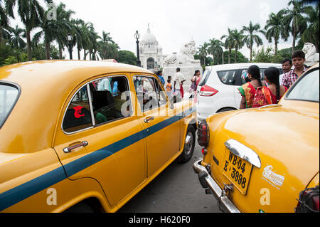 Ambasciatore giallo taxi auto presso il Victoria Memorial in Kolkata West Bengal India. Foto Stock