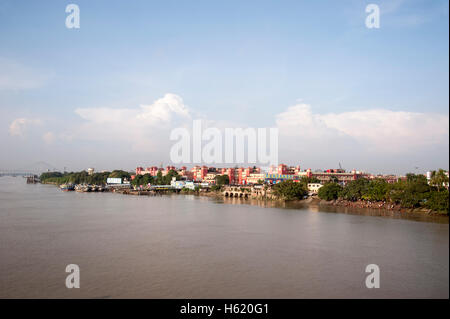 Quella di Howrah giunzione stazione ferroviaria dal Fiume Hooghly, al mattino Kolkata West Bengal India. Foto Stock