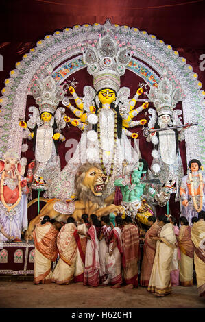 Sindoor Khela (Amitayu) l'ultimo rituale per Bengali le donne sposate su Vijayadashami Durga puja Kolkata West Bengal India Foto Stock