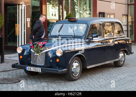 Trondheim, Norvegia - 15 Ottobre 2016: nero di lusso retrò Taxi auto in attesa per il cliente VIP vicino all'entrata dell'hotel a Trondheim Foto Stock