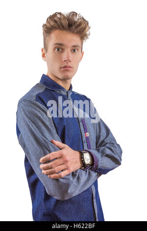 Giovane biondo elegante uomo vestito con un misto di denim shirt con un grande orologio Foto Stock