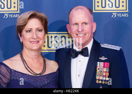 Stephen generale Wilson, vice capo di Stato Maggiore, United States Air Force e la moglie arriva sul tappeto rosso per il Gala di OSU al Foto Stock