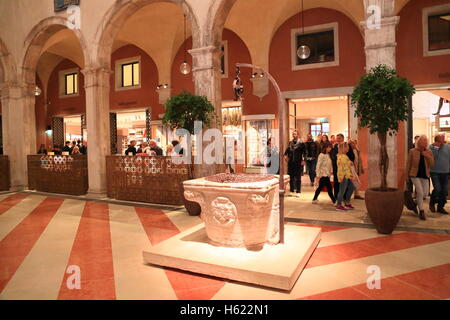 Il lussuoso centro commerciale Fondaco dei Tedeschi a Venezia. Foto Stock