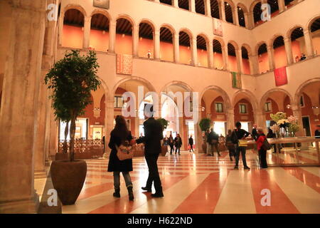 Il lussuoso centro commerciale Fondaco dei Tedeschi a Venezia. Foto Stock