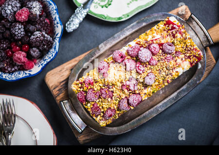 Frutta estiva semifreddi, italiano tradizionale torta congelata Foto Stock