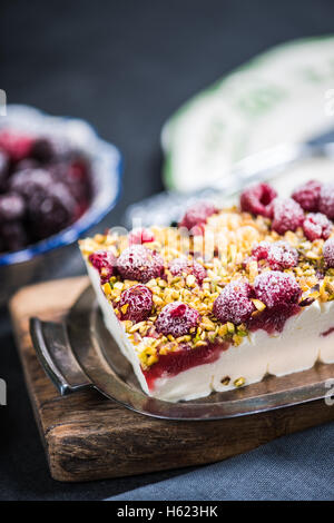 Italian semifreddo con frutti di bosco surgelati e pistacchio Foto Stock