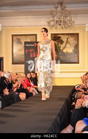 Napoli, Italia. Xxi oct, 2016. Alessio Visone, napoletano di designer di moda presenta Je suis kiki la sua nuova collezione A/w 2016 -2017 all'Hotel Vesuvio di Napoli © Angela Acanfora/Pacific Press/Alamy Live News Foto Stock