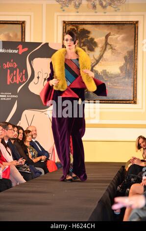 Napoli, Italia. Xxi oct, 2016. Alessio Visone, napoletano di designer di moda presenta Je suis kiki la sua nuova collezione A/w 2016 -2017 all'Hotel Vesuvio di Napoli © Angela Acanfora/Pacific Press/Alamy Live News Foto Stock